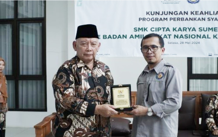 Kunjungan industri ke Baznas Ciamis sebagai pendalaman dari program keahlian Perbankan Syariah yang nantinya bisa diimplementasikan di sekolah SMK Cipta Karya ( Foto Istimewa / Tatang Tarmedi )

