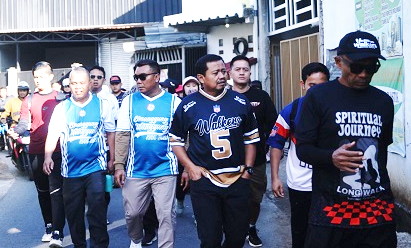 Bupati H. Dony Ahmad Munir mengikuti Funwalk dalam rangkaian hari lahir ke-39 Kecamatan Cinanggung ( Dok. Sumedangkab.go.if )