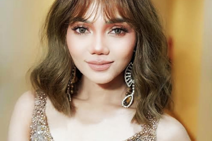 Beberapa warga net berharap untuk mengisi durasi acara yang panjang, Rina Nose bisa tampil sebagai bintang tamu juga dengan bernyanyi solo secara serius. ( Foto Inst )