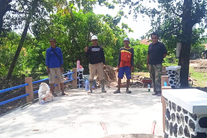 Perehaban Jembatan Janggala di Dusun Cipinangpait telah dilaksanakan ( Dok.Hariansumedang.com / Haris )