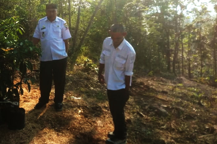 Camat Surian, Ahmad Aradea S.Pd. M.MPd bersama Kawil Oji meninjau lokasi lahan baru di blok Garogol. ( Dok.Hariansumedang.com / Supriadi )