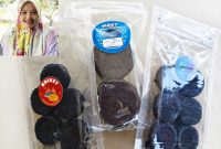 Wakasek Kesiswaan SMA Negeri 2 Cimalaka Sumedang dan contoh briket dalam kemasan yang dihasilkan dari pengelolaan sampah ( Dok.Hariansumedang.com / Tatang )