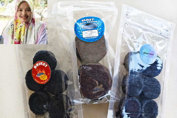 Wakasek Kesiswaan SMA Negeri 2 Cimalaka Sumedang dan contoh briket dalam kemasan yang dihasilkan dari pengelolaan sampah ( Dok.Hariansumedang.com / Tatang )