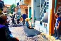 Jalan sepanjang 450 meter itu diperbaiki dengan cara dihotmix dengan besaran anggaran Rp 75 Juta. ( Dok.hariansumedang.com / Tatang )