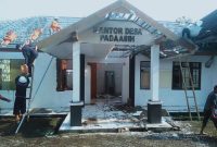 Kades Padaasih, Wiyatno, menjelaskan
sumber dana renovasi diambil dari DD sebesar Rp 90 Juta termasuk PPH/PPN. ( Dok.hariansumedang.com / Supriadi )
