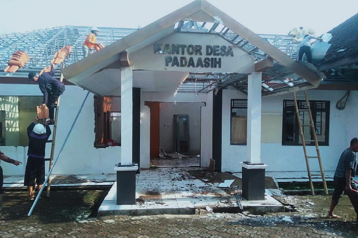 Kades Padaasih, Wiyatno, menjelaskan
sumber dana renovasi diambil dari DD sebesar Rp 90 Juta termasuk PPH/PPN. ( Dok.hariansumedang.com / Supriadi )