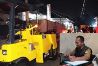 Sekdes Sindangsari, Endang Ruhiat, menjelaskan jalan dihotmix dengan volume 180 M x 3M x 3 cm dengan anggaran sebesar Rp 98 Juta. ( Dok.Hariansumedang
Com / Dody Nsh )