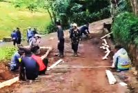 Pengerjaan bersipat rekonstruktif dirabat beton dengan nilai anggaran sebesar Rp 98 Juta. ( Dok.Hariansumedang.com / Dody Nsh )