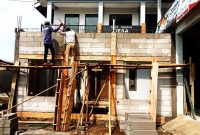 Pembangunan tambahan Kantor Desa Sukawangi tadi berukuran 4,85 m X 6 M menelan anggaran Rp116.986.500.00. ( Dok.Hariansumedang.com / Dody )