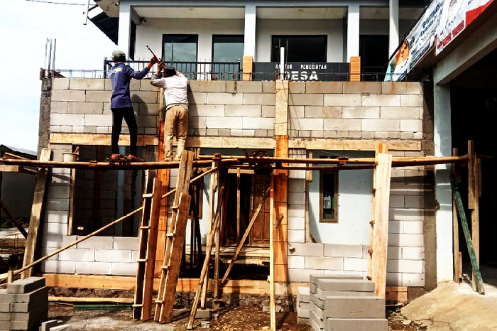 Pembangunan tambahan Kantor Desa Sukawangi tadi berukuran 4,85 m X 6 M menelan anggaran Rp116.986.500.00. ( Dok.Hariansumedang.com / Dody )