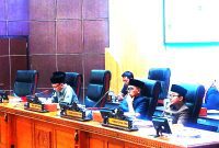 Rapat paripurna DPRD tadi digelar Senin (27/10) di ruang rapat paripurna DPRD Sumedang. Rapat dipimpin Wakil Ketua DPRD Sumedang Atang Setiawan, S.E. ( Dok.Hariansumedang.com / Siti )