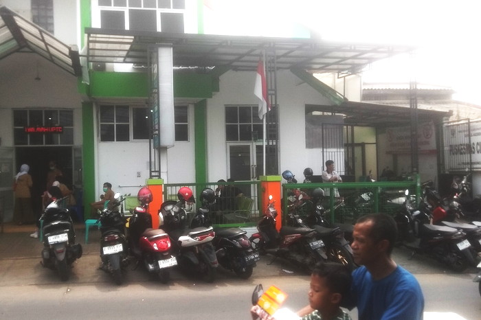 Areal parkir depan Puskesmas Cimanggung sangat sempit kerapkali dikeluhkan pelanggan ( Dok.Hariansumedang.com / Tatang )