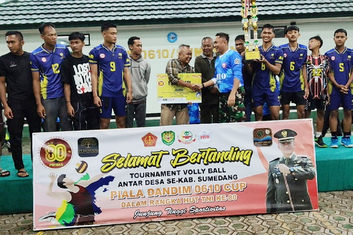 Dalam laga penentuan juara, Desa Raharja berhasil tampil gemilang dan keluar sebagai Juara I setelah mengalahkan Desa Sawah Dadap. Sementara posisi Juara III diraih Desa Margajaya, dan Desa Ganjaresik menempati posisi keempat. ( Dok.Hariansumedang.com / Dody/Pendim )