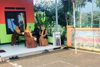 Mereka sangat mungkin merasakan pelukan kenyamanan, karena di kanan kiri mereka hadir sosok-sosok yang begitu bersahabat dan penuh perhatian ( Dok.Hariansumedang.com / Tatang Tarmedi )