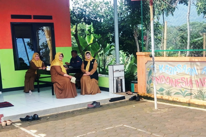 Mereka sangat mungkin merasakan pelukan kenyamanan,  karena di kanan kiri mereka hadir sosok-sosok yang begitu bersahabat dan penuh perhatian ( Dok.Hariansumedang.com / Tatang Tarmedi )