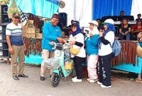 Jalan santai yang terbuka untuk umum ini dimeriahkan dengan pembagian doorprize, termasuk hadiah utama berupa satu unit sepeda listrik yang diraih peserta dari Desa Kadujaya. Hadiah menarik lainnya seperti mesin cuci, kulkas, dan sepeda gunung juga dibagikan kepada peserta dari Desa Karedok. ( Dok.Hariansumedang.com / Abdul Haris )