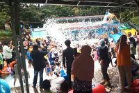 Di tengah libur panjang sekolah, kolam renang berbusa ini menjadi destinasi favorit warga untuk menghabiskan waktu bersama keluarga.(Dok.hariansumedang.com / Dody Nsh )