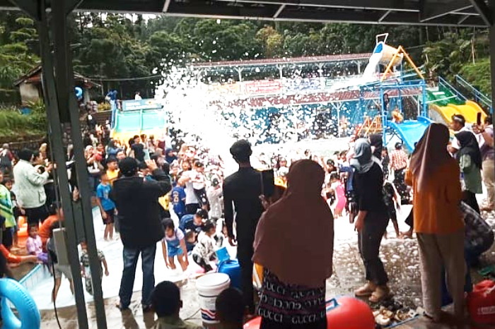Di tengah libur panjang sekolah, kolam renang berbusa ini menjadi destinasi favorit warga untuk menghabiskan waktu bersama keluarga.(Dok.hariansumedang.com / Dody Nsh )