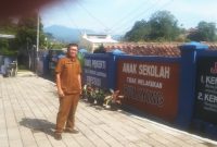 Jatnika Pria Utama, Kepala Sekolah SMP Negeri 9 Sumedang, memperlihatkan keterbatasan lahan sekolah