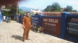 Jatnika Pria Utama, Kepala Sekolah SMP Negeri 9 Sumedang, memperlihatkan keterbatasan lahan sekolah