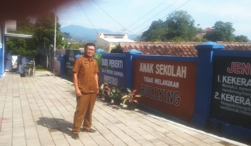 Jatnika Pria Utama, Kepala Sekolah SMP Negeri 9 Sumedang, memperlihatkan keterbatasan lahan sekolah
