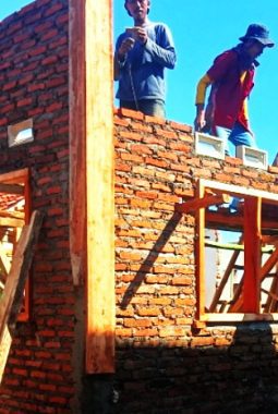 Warga Cisumur Desa Pamekarsari Kecamatan Surian Gotong Royong Bangun Balai Dusun