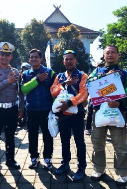 HUT Sumedang ke-448: BAZNAS Gandeng Ojol Sumedang, 300 Driver Terima Oli Gratis dari Bupati