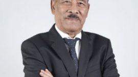 H. Umuh Muhtar raih penghargaan dari Pikiran Rakyat ( sumber : persib.co.id )