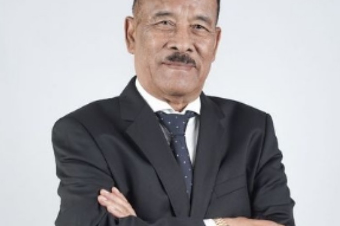 H. Umuh Muhtar raih penghargaan dari Pikiran Rakyat ( sumber : persib.co.id )