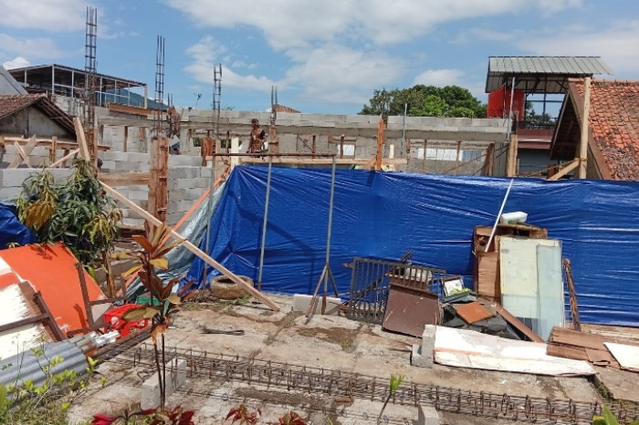 Proyek senilai Rp1,05 miliar itu bersumber dari anggaran Kementerian dan mencakup sembilan item pembangunan serta rehabilitasi fisik sekolah. ( Dody NSH)