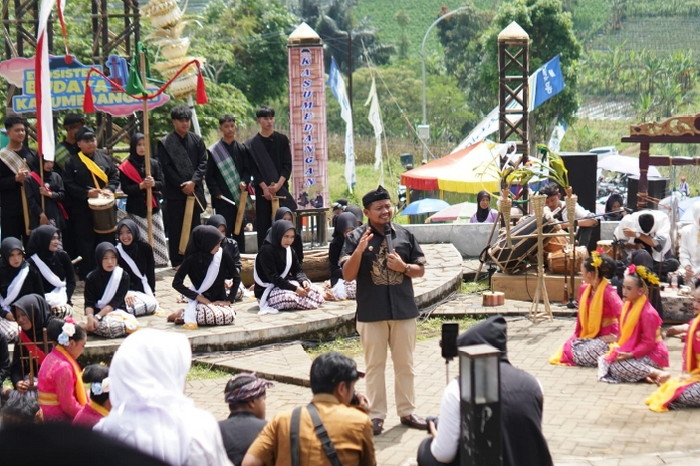 Kegiatan Ngalaksa dihadirkan sebagai bentuk syukur masyarakat atas hasil panen, terutama padi. Rangkaian kegiatan budaya ini dijadwalkan berlangsung selama enam hari, hingga 10 Mei 2026. ( Siti Kowati )
