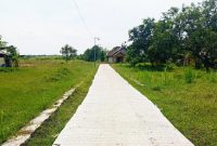 Pengecoran rabat beton jalan lingkungan di Blok Ancol RT 04/RW 04 sepanjang 130 meter dengan lebar 2 meter. Proyek yang dikerjakan Tim Pelaksana Kegiatan Desa melalui skema Padat Karya Tunai Desa ini mulai direalisasikan pada April 2026. ( Abdul Haris )