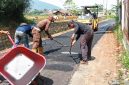 Pada Sabtu, 9 Mei 2026, pekerjaan pengaspalan hotmix sepanjang 200 meter dengan lebar 3 meter dan ketebalan 0,3 meter resmi dikerjakan. ( Dody NSH )