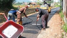 Pada Sabtu, 9 Mei 2026, pekerjaan pengaspalan hotmix sepanjang 200 meter dengan lebar 3 meter dan ketebalan 0,3 meter resmi dikerjakan. ( Dody NSH )