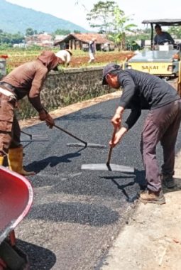 Pemdes Sukarapih Realisasikan Dana Desa Rp109 Juta Untuk Pengaspalan Hotmix
