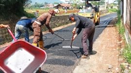 Pada Sabtu, 9 Mei 2026, pekerjaan pengaspalan hotmix sepanjang 200 meter dengan lebar 3 meter dan ketebalan 0,3 meter resmi dikerjakan. ( Dody NSH )