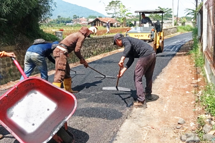 Pada Sabtu, 9 Mei 2026, pekerjaan pengaspalan hotmix sepanjang 200 meter dengan lebar 3 meter dan ketebalan 0,3 meter resmi dikerjakan. ( Dody NSH )
