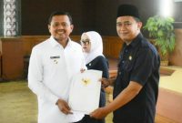 Bupati Dony Ahmad Munir melantik 120 guru sebagai kepala sekolah SD dan SMP negeri melalui penyerahan Surat Keputusan (SK) Penugasan yang berlangsung di Aula Tampomas Setda Sumedang pada Rabu, 13 Mei 2026 ( sumedangkab.go.id / Tatang Tarmedi )