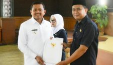 Bupati Dony Ahmad Munir melantik 120 guru sebagai kepala sekolah SD dan SMP negeri melalui penyerahan Surat Keputusan (SK) Penugasan yang berlangsung di Aula Tampomas Setda Sumedang pada Rabu, 13 Mei 2026 ( sumedangkab.go.id / Tatang Tarmedi )