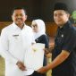 Bupati Dony Ahmad Munir melantik 120 guru sebagai kepala sekolah SD dan SMP negeri melalui penyerahan Surat Keputusan (SK) Penugasan yang berlangsung di Aula Tampomas Setda Sumedang pada Rabu, 13 Mei 2026 ( sumedangkab.go.id / Tatang Tarmedi )