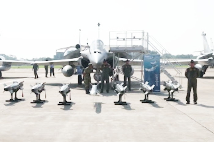 Selain Rafale, alutsista yang diterima meliputi empat pesawat angkut VIP Dassault Falcon 8X, satu pesawat angkut militer Airbus A400M Atlas, serta sistem rudal Meteor dan bom pintar Hammer. ( Sumber Bakom RI )