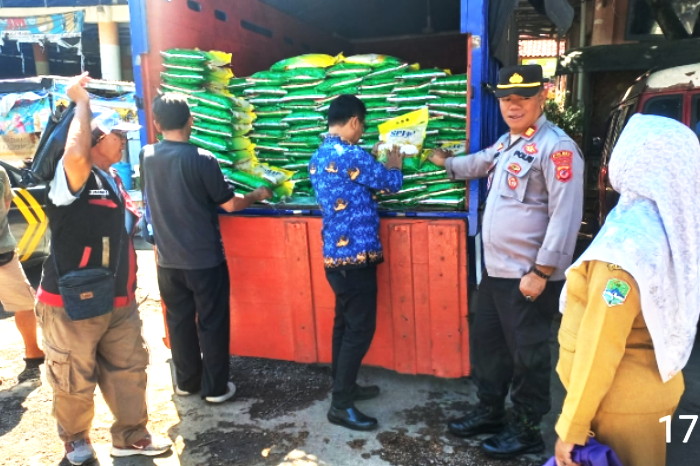 Kegiatan operasi pasar murah tersebut digelar di empat titik strategis, yakni Pasar Kadipaten, Pasar Cigasong, Pasar Talaga, dan Pasar Prapatan Sumberjaya. Program ini berlangsung hingga Senin, 25 Mei 2026. ( Dok.hariansumedang.com / Abdul Haris )