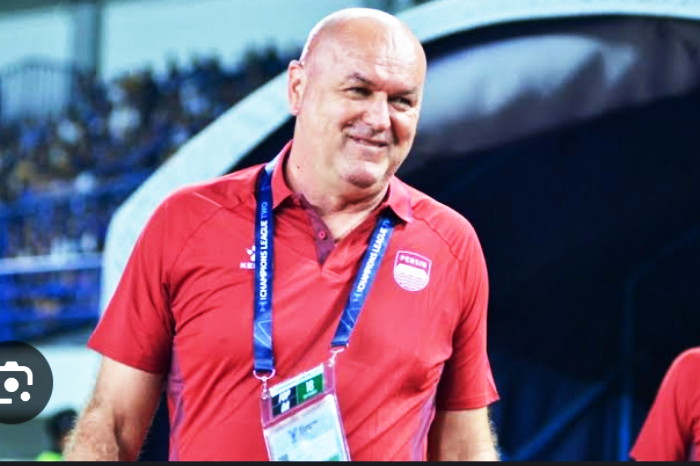 Perjalanan menuju hattrick juara tidak ditempuh Hodak dengan cara yang gampang. Sang pelatih plontos itu justru mengambil keputusan kontroversial. 
