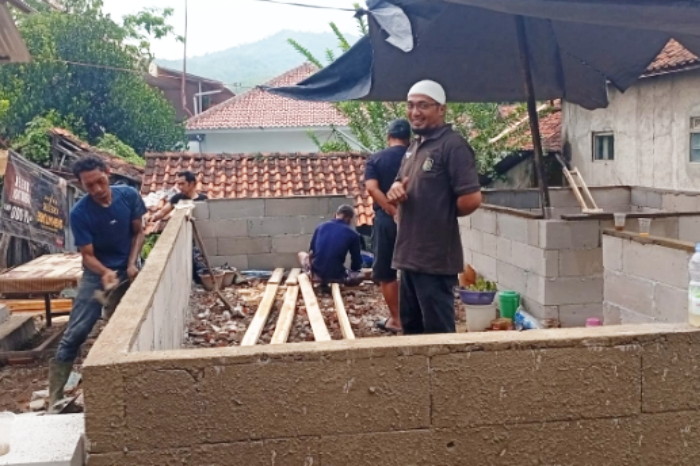 Kepala Desa Bugel, Rohyat, A.Md., menjelaskan bahwa penuntasan masalah Rutilahu di wilayahnya memerlukan strategi jangka panjang. ( Dok.hariansumedang.com / Abdul Haris )