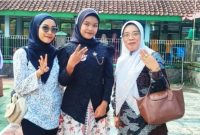 Kepala SMPN 4 Jatinangor Dr  Hj Cucu Suhartini, SH, M.Hum ( paling kaman ) bersama guru-gurunya