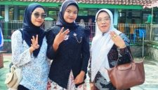 Kepala SMPN 4 Jatinangor Dr Hj Cucu Suhartini, SH, M.Hum ( paling kaman ) bersama guru-gurunya