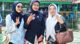 Kepala SMPN 4 Jatinangor Dr  Hj Cucu Suhartini, SH, M.Hum ( paling kaman ) bersama guru-gurunya