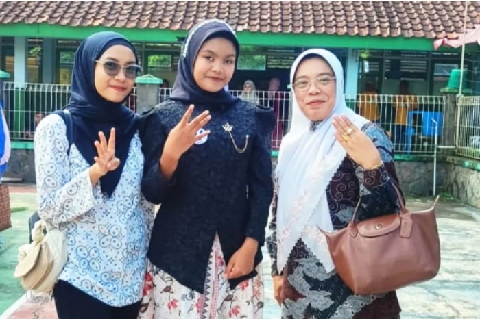 Kepala SMPN 4 Jatinangor Dr  Hj Cucu Suhartini, SH, M.Hum ( paling kaman ) bersama guru-gurunya