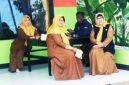Sebaliknya, setiap tamu—tanpa memandang status sosial atau latar belakangnya—akan disambut dengan senyuman tulus yang merekah. Komunikasi yang dibangun oleh kepala sekolah dan para guru berjalan dengan tutur kata yang sangat sopan, santun, dan penuh takzim. Penghormatan yang diberikan kepada tamu tidak terasa dibuat-buat, melainkan lahir dari budaya luhur yang telah mengakar kuat ( Dok.hariansumedang.com / Tatang Tarmedi )
