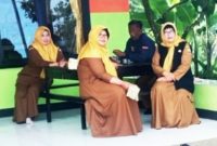 Sebaliknya, setiap tamu—tanpa memandang status sosial atau latar belakangnya—akan disambut dengan senyuman tulus yang merekah. Komunikasi yang dibangun oleh kepala sekolah dan para guru berjalan dengan tutur kata yang sangat sopan, santun, dan penuh takzim. Penghormatan yang diberikan kepada tamu tidak terasa dibuat-buat, melainkan lahir dari budaya luhur yang telah mengakar kuat ( Dok.hariansumedang.com / Tatang Tarmedi )
